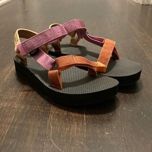 Teva women’s Midform Universal sandal, size 8, pink/orange/gold